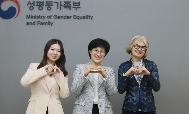 주한 이탈리아 대사·일일 대사와 기념 촬영하는 원민경 장관