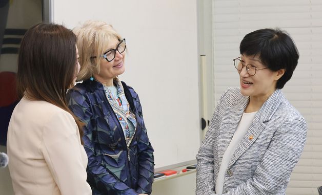주한 이탈리아 대사와 대화 나누는 원민경 장관