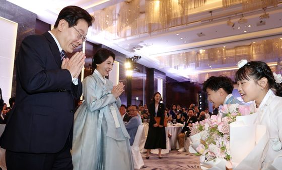 꽃다발 받는 이재명 대통령 부부