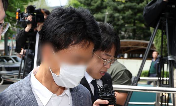 '인플루언서 수사 무마' 혐의 현직 경찰 영장심사 출석