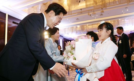 꽃다발 받는 이재명 대통령 부부