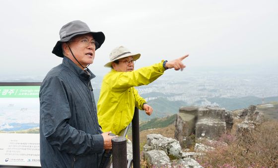 무등산 오른 문재인 전 대통령