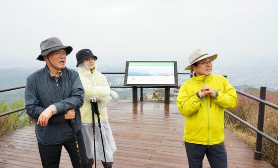 무등산 오른 문재인 전 대통령 부부