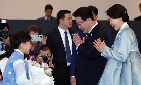 꽃다발 받는 이재명 대통령 부부