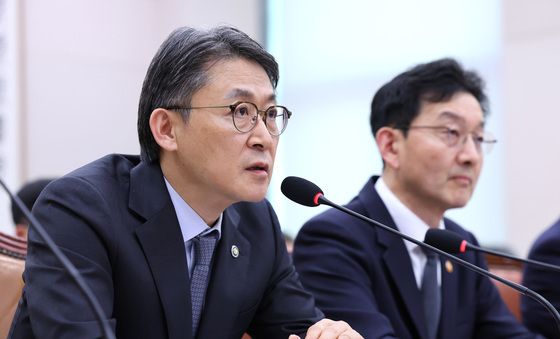 답변하는 권대영 금융위 부위원장