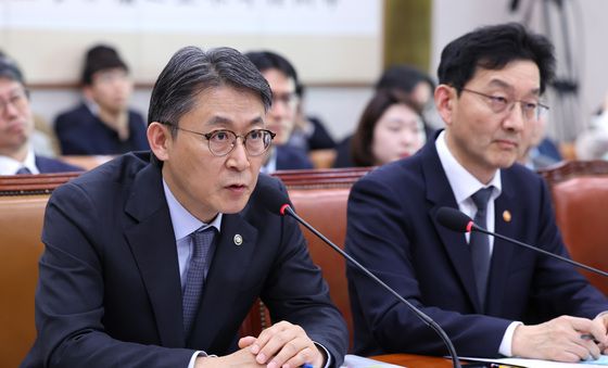 의원 질의 답변하는 권대영 부위원장