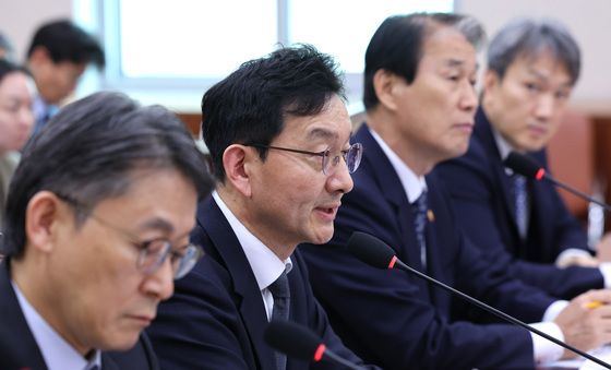 의원 질의 답변하는 윤창렬 국무조정실장