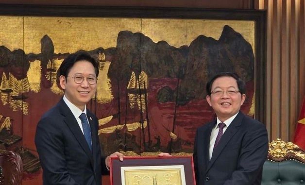 베트남 부총리와 기념 촬영하는 배경훈 부총리