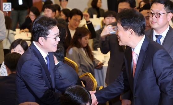 인사하는 오세훈 서울시장·정원오 민주당 서울시장 후보