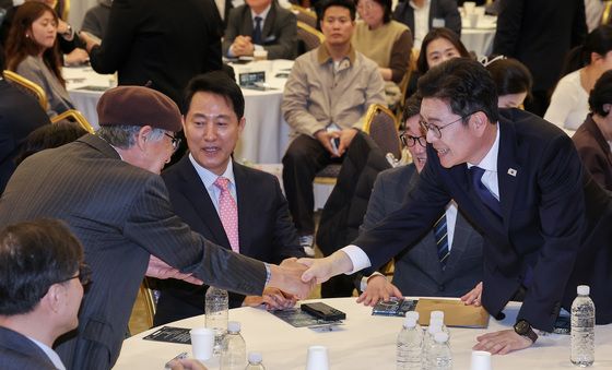 인사 나누는 정원오 민주당 서울시장 후보