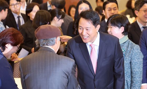 인사하는 오세훈 서울시장