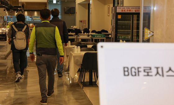 교섭 장소로 이동하는 화물연대 교섭위원