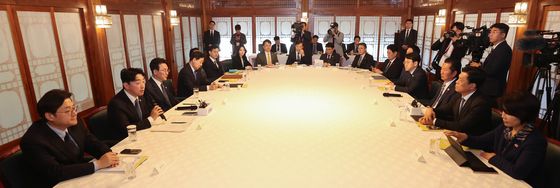 모두 발언하는 강훈식 실장