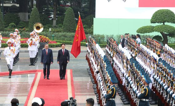 의장대 사열하는 한-베트남 정상