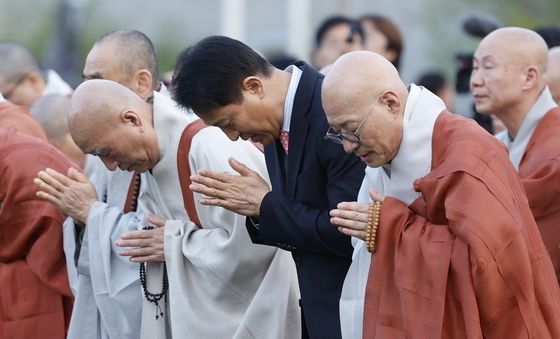 오세훈 서울시장, '평화와 화합의 보현사 탑등' 봉축점등식 참석