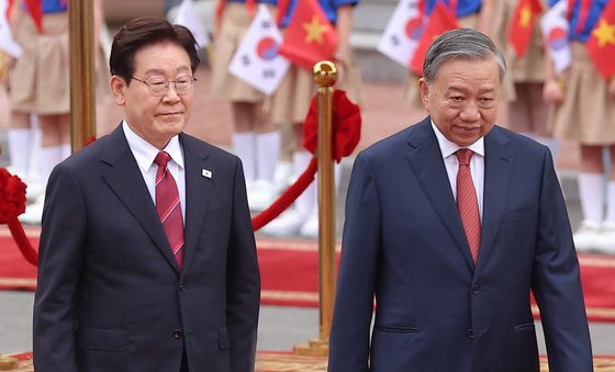 공식환영식 의장대 사열하는 이재명 대통령과 또 럼 베트남 당 서기장