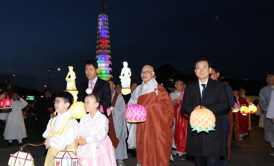 '평화와 화합의 보현사 탑등' 봉축점등식 탑돌이