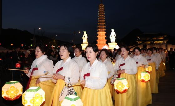 '평화와 화합의 보현사 탑등' 봉축점등식 탑돌이