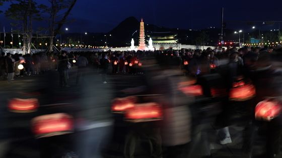 탑돌이 하는 불자들