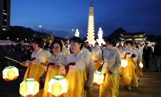 탑돌이 나선 불자들