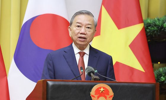 발언하는 또 럼 베트남 당 서기장