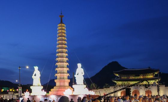 광화문광장 밝힌 북한 보현사 '탑등'