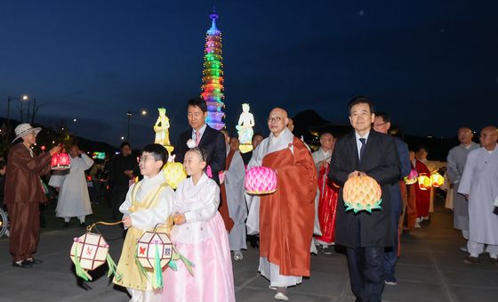 진우스님과 탑돌이 하는 오세훈 시장·정동영 장관