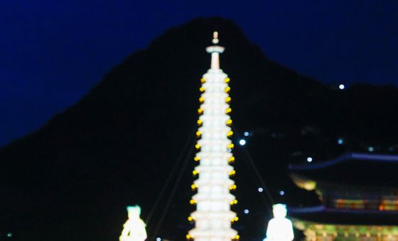 밝은 연등 들고 탑돌이 나선 불자들