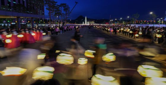 광화문광장 물들인 연등 행렬