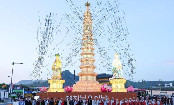 '평화와 화합의 보현사 탑등' 봉축점등