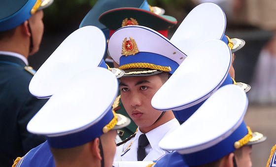 '복장 점검하는 베트남 의장대원들'