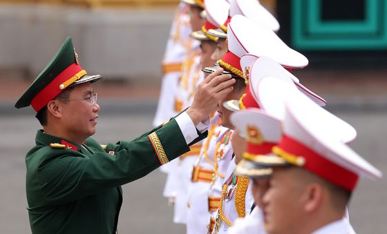 '복장 점검하는 베트남 의장대원들'