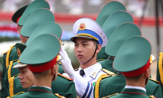 '복장 점검하는 베트남 의장대원들'