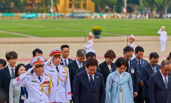 호찌민 묘소 묵념하는 이재명 대통령