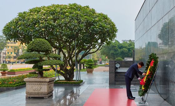호찌민 묘소 헌화하는 이재명 대통령
