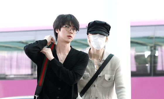 출국하는 진과 지민