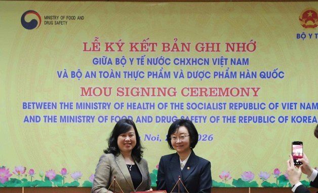 베트남 보건부 장관과 기념 촬영하는 오유경 처장