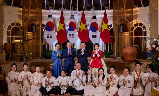 국빈만찬 기념촬영하는 한-베트남 정상 부부