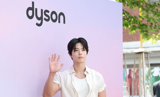 박보검, 미소년 비주얼에 근육질 팔뚝