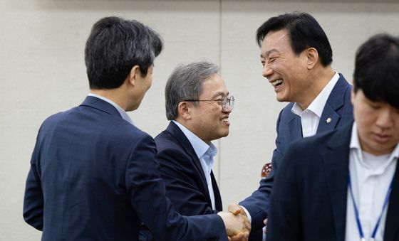 인사 나누는 정개특위 여야 간사