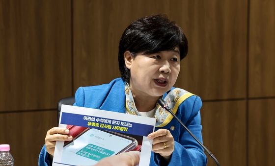 질의하는 서영교 위원장