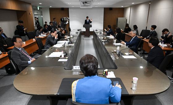 의원 질의 답변하는 정상우 사무총장