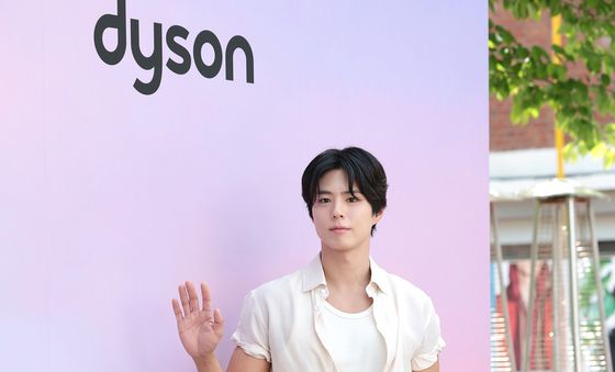 박보검, 빛나는 손 인사