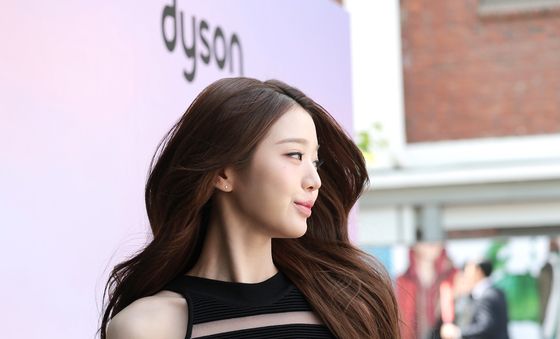 장원영, 매혹적인 시스루 의상