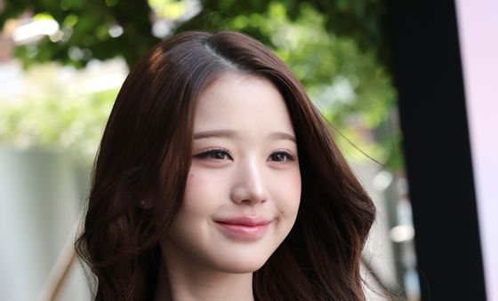 장원영, 청순 섹시美 공존