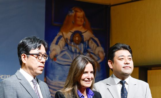 기념 촬영하는 리나 보테로 대표