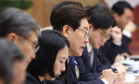 레 민 흥 총리와 면담하는 이재명 대통령