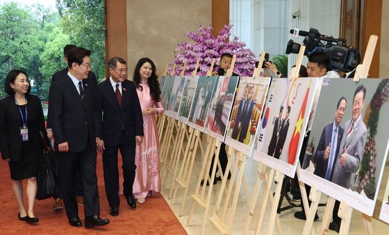 사진 관람하는 이재명 대통령과 레 민 흥 총리