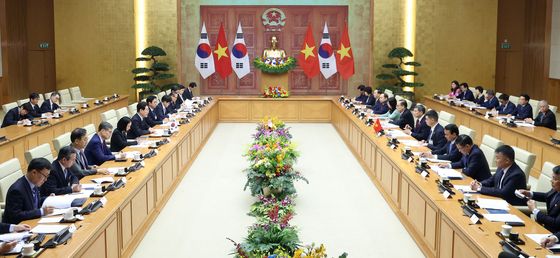 이재명 대통령, 레 민 흥 총리와 면담