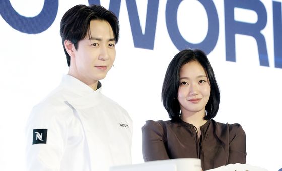 포즈 취하는 손종원 셰프와 김고은